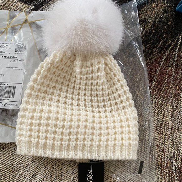 KYI KYI Canada Classic Fox Fur Pompom Beanie in Ivory main image 4